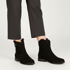 Botki damskie S.Barski, Cholewka z materiału ażurowe wykończenie krótka cholewka wsuwany fason pętla z tyłu Stabilna niska podeszwa prosta bryła deli. Czarne botki S.BARSKI, w ażurowe wzory, bez obcasa, bez zapięcia. Za 169.00 zł.