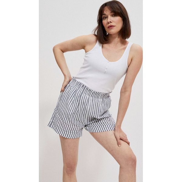 Szorty plażowe. Białe szorty MOODO, bez wzorów, z bawełny, z podwyższonym stanem. W wyprzedaży za 30.99 zł.