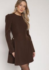 Brązowa Rozkloszowana Sukienka Ozdobiona Metaliczną Aplikacją Eleslie. Brązowe sukienki Born2be, na co dzień, m, z aplikacjami, eleganckie, bez kołnierzyka, bez ramiączek, rozkloszowane. Za 149.99 zł.