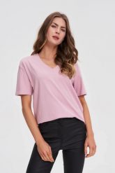T-shirt z dekoltem w serek różowy. Czerwone t-shirty MOODO, l, bez wzorów, z bawełny, bez kołnierzyka, bez ramiączek. Za 39.99 zł.