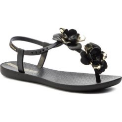 Sandały IPANEMA - Floral Sandal Fem 82662 Black/Gold 20903. Czarne sandały Ipanema, z aplikacjami, z tworzywa sztucznego, bez obcasa, bez zapięcia. W wyprzedaży za 89.00 zł.