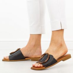 Czarne skórzane klapki damskie T.Sokolski 772. Czarne klapki Sokolski, z aplikacjami, ze skóry, bez obcasa, na płaskiej podeszwie. Za 259.00 zł.