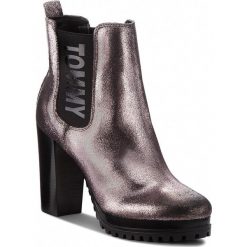 Botki TOMMY JEANS - Metallic Heeled Chel EN0EN00250 Steel Grey 039. Szare botki Tommy Jeans, bez wzorów, z jeansu, bez obcasa, bez zapięcia. W wyprzedaży za 389.00 zł.