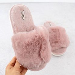 Kapcie domowe damskie z futerkiem pudrowy róż UNISOFT 6644. Czerwone obuwie domowe marka niezdefiniowana, bez wzorów, z tkaniny, bez zapięcia. Za 55.99 zł.