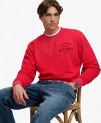 Superdry Bluza Block Text z okrągłym dekoltem – luźny krój. Czerwone bluzy Superdry, xl, bez wzorów, z bawełny, bez kaptura. Za 365.95 zł.