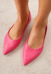 Fuksjowe Balerinki ze Szpiczastymi Noskami w Eleganckim Stylu Lagenaria. Czerwone baleriny Renee, bez wzorów, z jeansu, ze szpiczastym noskiem, bez obcasa. Za 59.99 zł.