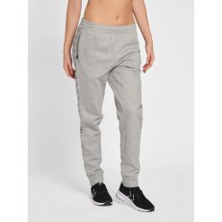 Spodnie damskie do joggingu Hummel OFF-Grid. Szare spodnie dresowe Hummel, s, bez wzorów, z bawełny. W wyprzedaży za 229.00 zł.