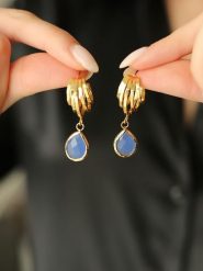 Pierres de Jade Pozłacane kolczyki-wkrętki z akwamarynem rozmiar: onesize. Niebieskie kolczyki Pierres de Jade, z akwamarynem, pozłacane. Za 43.99 zł.