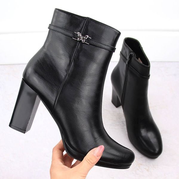 Botki damskie na słupku ocieplane czarne M.Daszyński AF125-22. Czarne botki M.Daszyński, bez wzorów, ze skóry ekologicznej, bez obcasa, na słupku, bez zapięcia. Za 124.99 zł.