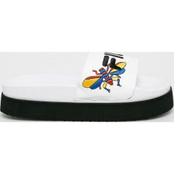 Fila - Klapki. Białe klapki Fila, bez wzorów, z materiału, bez obcasa, na obcasie. W wyprzedaży za 169.90 zł.