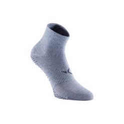 Skarpety antypoślizgowe Gym & Pilates. Niebieskie skarpety DOMYOS, bez wzorów, z elastanu. Za 19.99 zł.