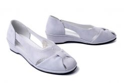 SUAVE 940116-91 ivory, sandały damskie. Szare sandały Suave, bez wzorów, bez obcasa, na koturnie, bez zapięcia. Za 394.90 zł.