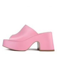 Loft37 Skórzane klapki w kolorze jasnoróżowym rozmiar: 41. Różowe klapki loft37, bez wzorów, z otwartym noskiem, bez obcasa, na obcasie. Za 347.99 zł.