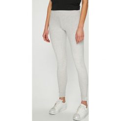 Adidas Originals - Legginsy. Szare legginsy Adidas Originals, bez wzorów, z bawełny. W wyprzedaży za 89.90 zł.