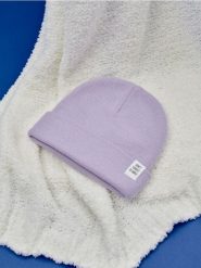 Czapka beanie - fioletowy. Fioletowe czapki Sinsay, z aplikacjami, z dzianiny. Za 9.99 zł.