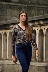 Bluza w panterkę brązowa. Brązowe bluzy MOODO, l, bez wzorów, z elastanu, bez kaptura. Za 59.99 zł.