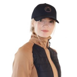 Damska czapka z daszkiem Montar. Czarne czapki MONTAR, bez wzorów, z tkaniny, eleganckie. Za 189.00 zł.