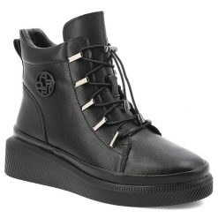Czarne Botki Filippo Modne Buty Damskie. Czarne botki Filippo, bez wzorów, z jeansu, bez obcasa, bez zapięcia. Za 246.99 zł.