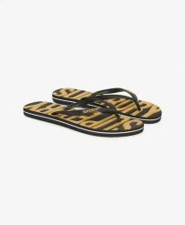 Superdry Klapki Vintage Vegan z Gumy – BLACK/GOLD. Czarne klapki Superdry, bez wzorów, bez obcasa. Za 129.05 zł.