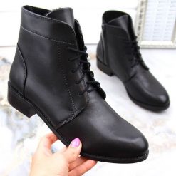 Skórzane botki damskie klasyczne czarne Dolce Pietro 2261-001-01-5. Czarne botki Dolce Pietro, bez wzorów, ze skóry, bez obcasa, bez zapięcia. Za 205.00 zł.