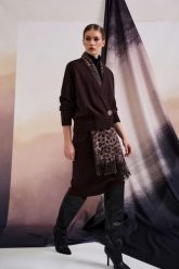 Kardigan z ozdobnym guzikiem brązowy. Brązowe kardigany MOODO, xs, bez wzorów, z poliamidu. Za 139.99 zł.