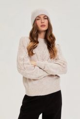 Czapka z cekinami beżowa. Brązowe czapki MOODO, bez wzorów, z elastanu. Za 59.99 zł.