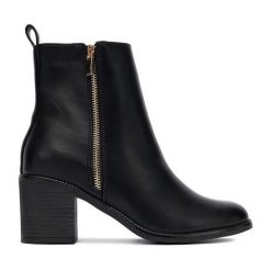 Botki DeeZee. Czarne botki DeeZee, bez wzorów, bez obcasa, na słupku, bez zapięcia. Za 199.99 zł.
