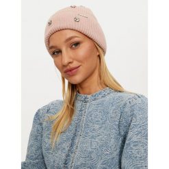 Czapka Guess. Czerwone czapki Guess, z aplikacjami. Za 269.99 zł.
