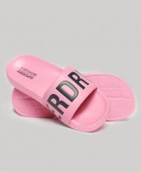 Superdry Code Core Pool Sliders – wkładane klapki z wyściełaną paską. Czerwone klapki Superdry, bez wzorów, z poliesteru, bez obcasa. Za 139.50 zł.