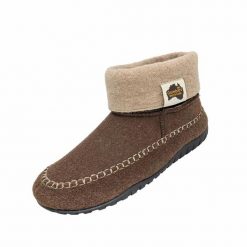 Kapcie UNISEX GUMBIES THREDBO. Brązowe obuwie domowe Gumbies, bez wzorów, bez zapięcia. Za 172.99 zł.