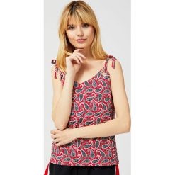 Bluzka typu oversize. Czerwone bluzki MOODO, s, bez wzorów, bez kołnierzyka, bez ramiączek. Za 29.99 zł.