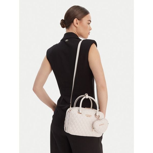 Torebka Guess. Białe shopper Guess, z aplikacjami, bez dodatków. Za 642.99 zł.