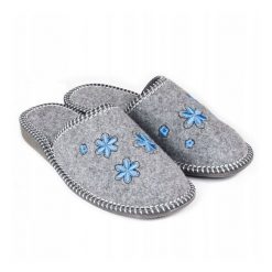 Kapcie damskie R.38 szare antypoślizgowe filcowe na zimę z haftem KD-08-NB-38. Szare obuwie domowe bez wzorów, z gumy, bez zapięcia. Za 23.37 zł.