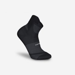 Skarpetki do biegania Kiprun Run 900 Strap grube. Czarne skarpety KIPRUN, bez wzorów, z elastanu. Za 39.99 zł.