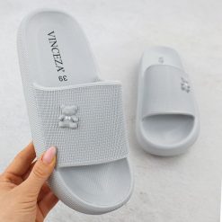 Klapki piankowe na basen plażę z misiem szare Vinceza 75210. Szare klapki VINCEZA, bez wzorów, z materiału, bez obcasa. Za 65.99 zł.