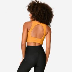 Stanik sportowy Decathlon crop top. Brązowe koszulki sportowe DECATHLON, bez wzorów, bez ramiączek, na jogę i pilates. Za 89.99 zł.