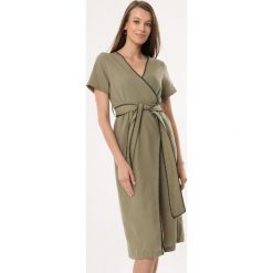Zielona Sukienka Make The Scene. Zielone sukienki Born2be, l, bez wzorów, eleganckie, bez kołnierzyka, bez ramiączek, midi, kopertowe. Za 59.99 zł.