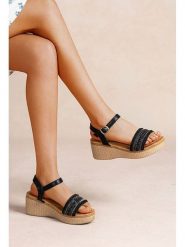 Foreverfolie Sandały w kolorze czarnym na koturnie rozmiar: 41. Czarne sandały Foreverfolie, bez wzorów, z otwartym noskiem, bez obcasa, na koturnie, bez zapięcia. Za 113.99 zł.