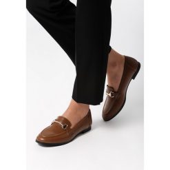 Brązowe Mokasyny Lorelai. Brązowe mokasyny Born2be, bez wzorów, bez obcasa. Za 79.99 zł.