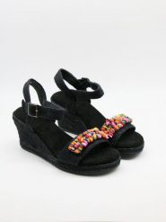 Bellucci Sandały w kolorze czarnym na koturnie rozmiar: 36. Czarne sandały Bellucci, bez wzorów, z otwartym noskiem, bez obcasa, na koturnie, bez zapięcia. Za 100.99 zł.