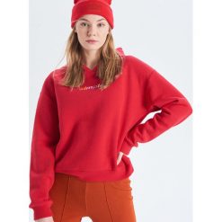 Bluza z napisem - Czerwony. Czerwone bluzy Cropp, l, bez wzorów, bez kaptura. Za 79.99 zł.