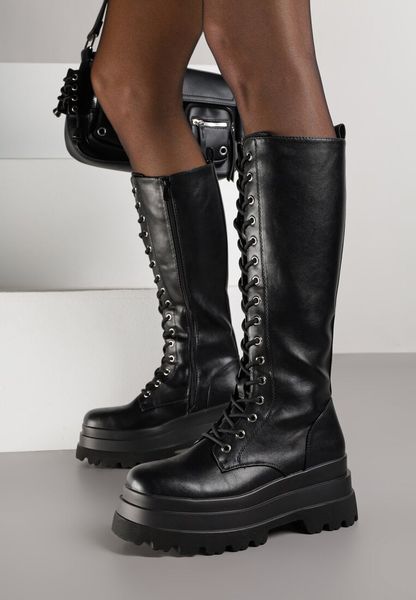 Czarne Kozaki Typu Workery na Grubej Podeszwie ze Sznurowaniem Wiorissa. Czarne kozaki Born2be, bez obcasa, na płaskiej podeszwie, bez zapięcia. Za 179.99 zł.