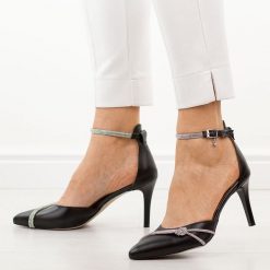 Czarne lico skórzane Polskie szpilki damskie Prestige 2258. Czarne szpilki Prestige, bez wzorów, ze skóry, eleganckie, bez obcasa, na szpilce, bez zapięcia. Za 429.00 zł.