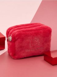 Kosmetyczka Hello Kitty - czerwony. Czerwone kufry i kosmetyczki Sinsay, z aplikacjami, z materiału, bez dodatków. Za 35.99 zł.