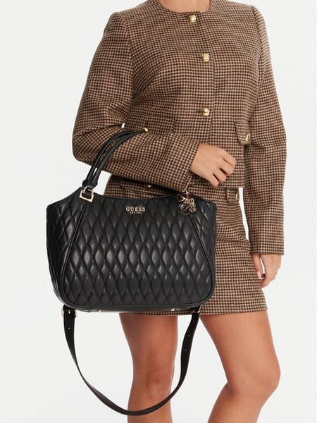 Guess Torebka Valla HWQG81 22220 Czarny. Czarne torebki klasyczne Guess, z aplikacjami, ze skóry, bez dodatków. Za 439.99 zł.