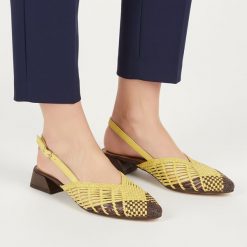 Sandały damskie Gioseppo, lekka konstrukcja odk niski stabilny obcas pleciona cholewka szpiczasty nosek przewiewna forma wygodne dopasowanie, żółte,. Żółte sandały Hot Potatoes by Gioseppo, bez wzorów, ze szpiczastym noskiem, bez obcasa, na obcasie, bez zapięcia. Za 389.00 zł.