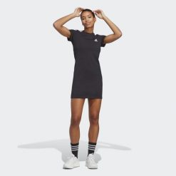 Sukienka Essentials 3-Stripes Single Jersey Fitted Tee. Białe sukienki Adidas, s, bez wzorów, z jersey, sportowe, bez kołnierzyka, bez ramiączek, sportowe. W wyprzedaży za 115.00 zł.
