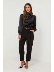 L'armoire de Suzette Bluzka w kolorze czarnym rozmiar: 34/36. Czarne bluzki L'armoire de Suzette, l, bez wzorów, klasyczne, bez kołnierzyka, bez ramiączek. Za 86.99 zł.