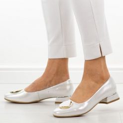 Srebrne mar Polskie czółenka damskie Suzana 2520. Szare czółenka Suzana, bez wzorów, ze skóry, bez obcasa, na obcasie, bez zapięcia. Za 249.00 zł.