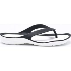 Crocs - Japonki. Czarne klapki Crocs, bez wzorów, z materiału, bez obcasa, na płaskiej podeszwie. W wyprzedaży za 69.90 zł.
